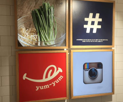 設置事例4 インスタグラムを表示している正方形型ディスプレイのSNS連動サイネージ