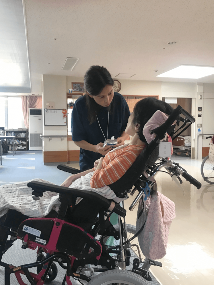 キルギス学生の介護体験研修 技能実習に向けて外国人が介護の研修を受けているところ