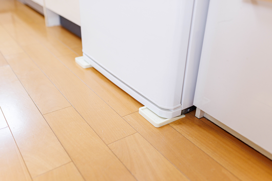 冷蔵庫の重さはなんと100kg以上！？大切な家を床のキズ凹みから守るためには