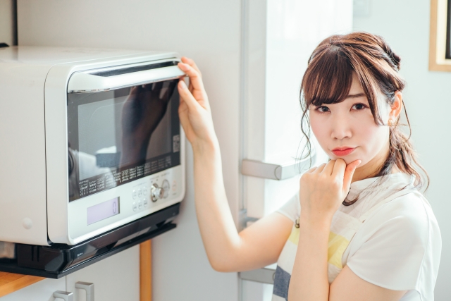 電子レンジの寿命は何年？壊れる前兆と意外と知らない危険サイン