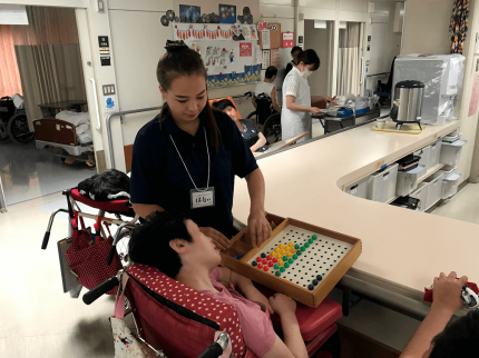 キルギス学生の介護体験研修 技能実習に向けてキルギス人が介護の研修を受けている