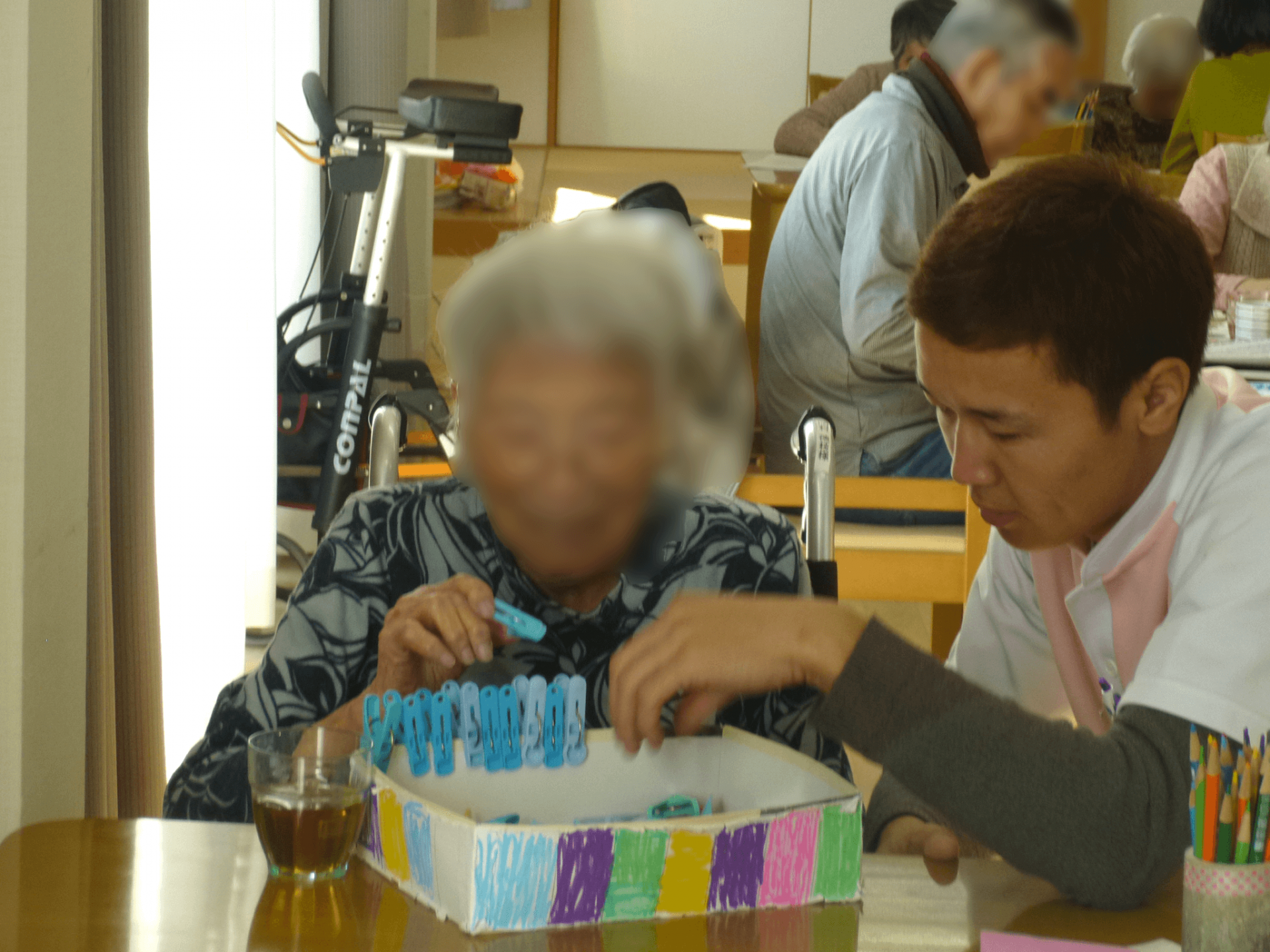 介護体験研修を行うキルギス学生の様子③