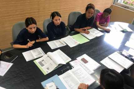 技能実習に向けて介護福祉施設で勉強するキルギス学生