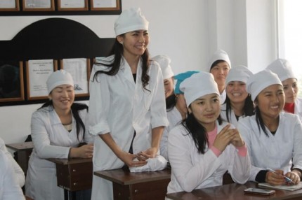 キルギスで介護を学ぶ技能実習生候補者