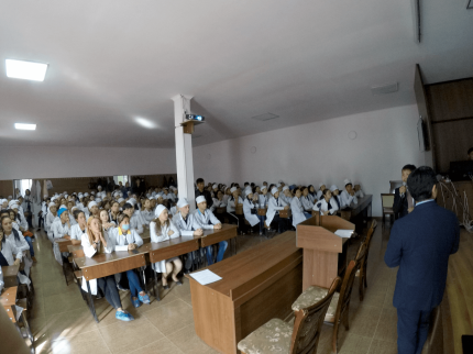 介護技能実習に向けた就労体験の説明を聞くキルギスの学生