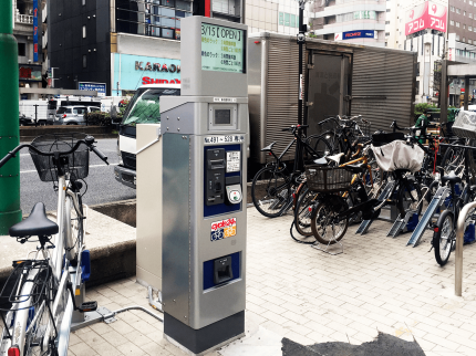 精算機1 駐輪場の精算機に置かれた屋外サイネージ