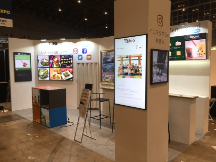ご来場ありがとうございました 展示会でSNSサイネージを展示した様子