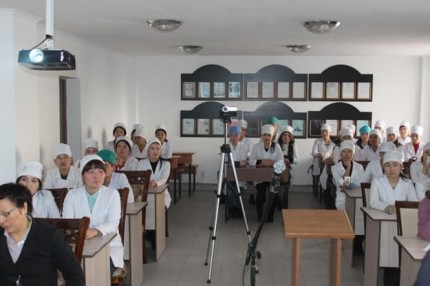 技能実習に向けて介護を学ぶキルギス人学生