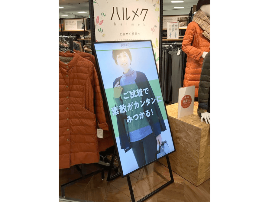 SNSサイネージ　百貨店婦人服売り場での使用例